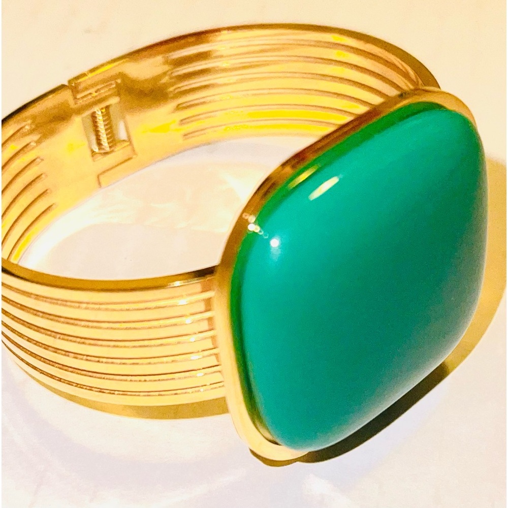 WOMEN'S GOLDEN BRACELET WITH GLAMOROUS DECORATIVE GREEN COLOR